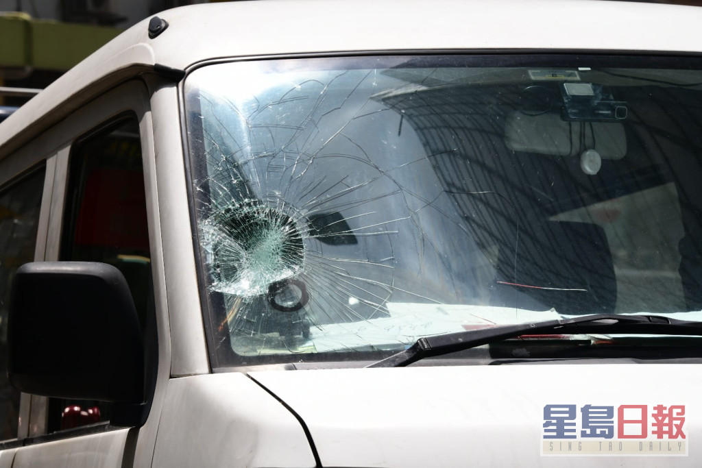 涉事私家车车头挡风玻璃爆裂。