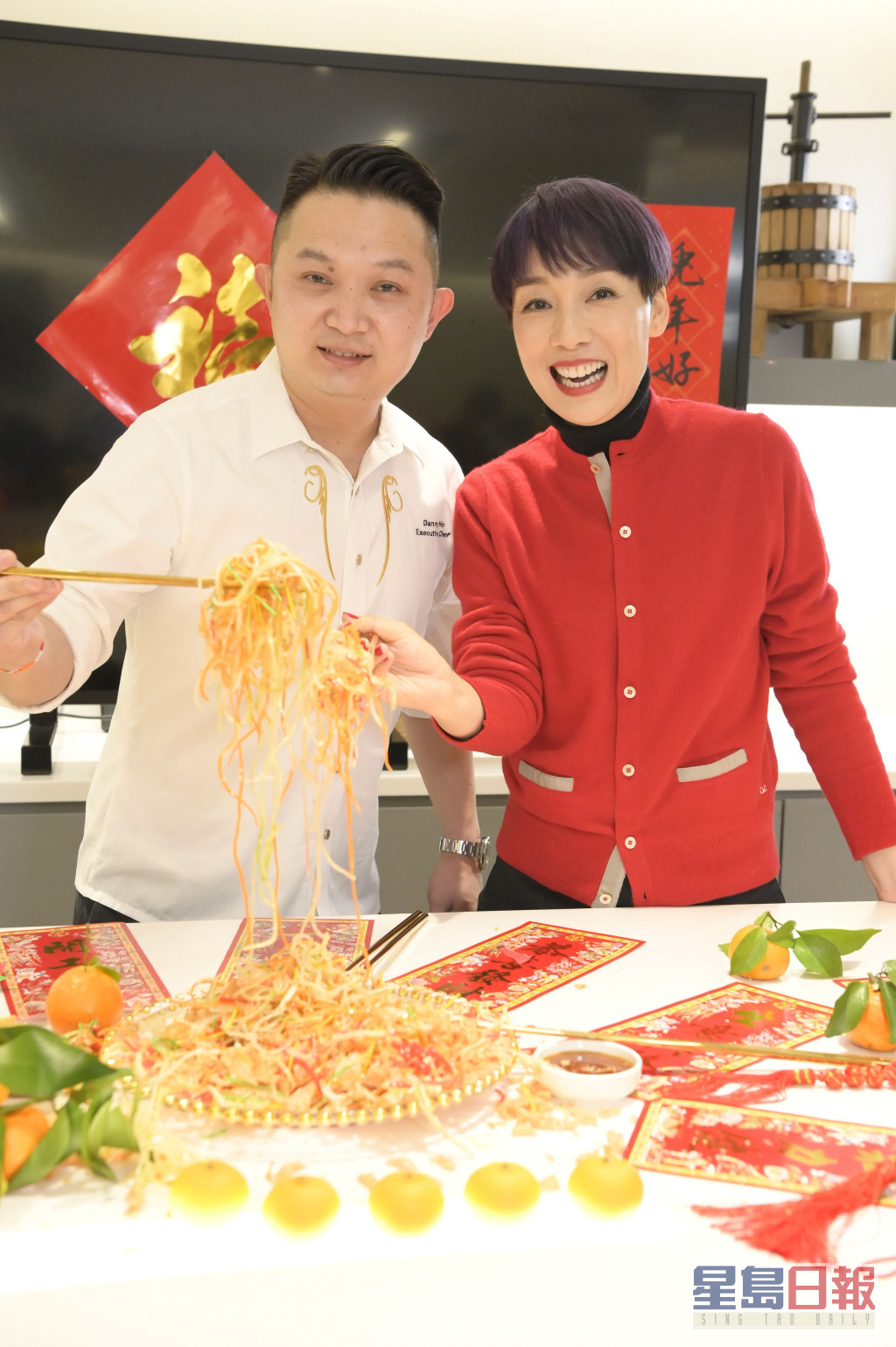 江美仪酒店行政总厨「榴连王子」Danny一起准备马来西亚地道食品「捞起」。