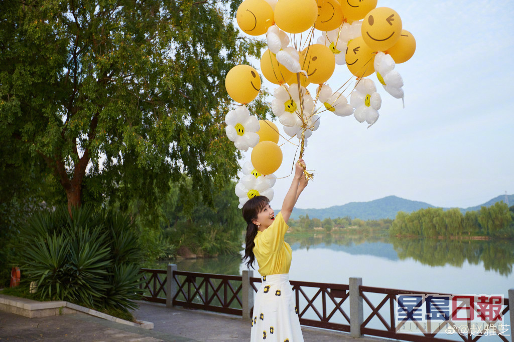 赵雅芝在微博贴玩气球新相，67岁的她依然有少女味道。