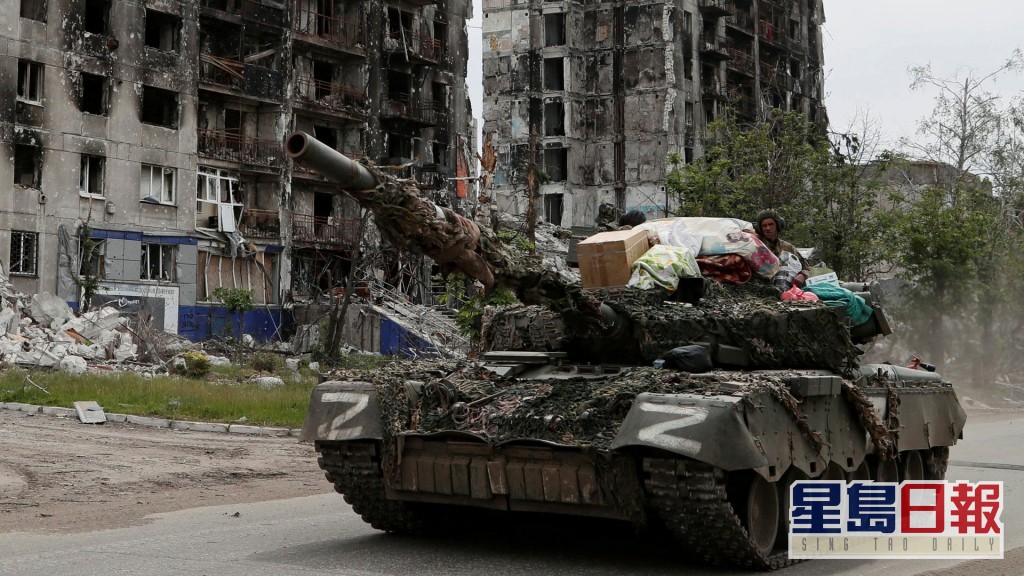 親俄軍的軍人在盧甘斯克州街道上駕駛一輛坦克。REUTERS