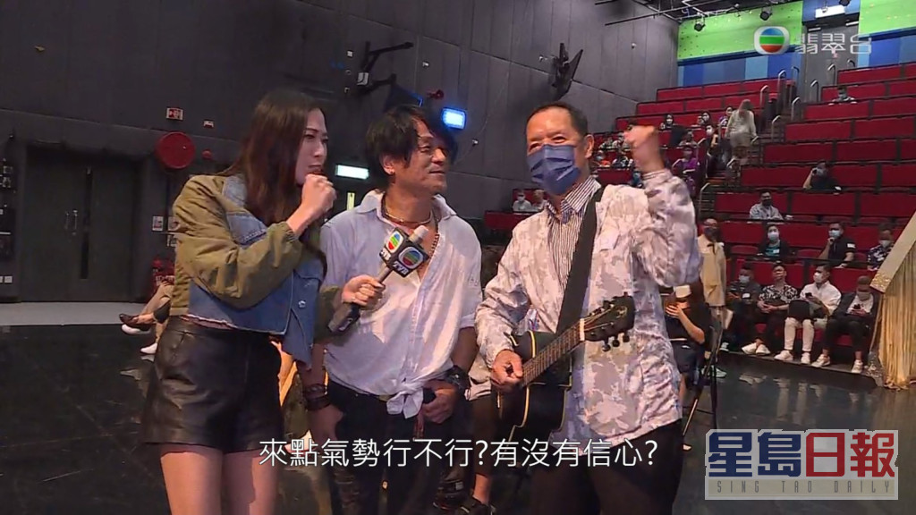 上位小生吴伟豪的爸爸（右）表示自己已经70岁，是年纪最大的参赛者。