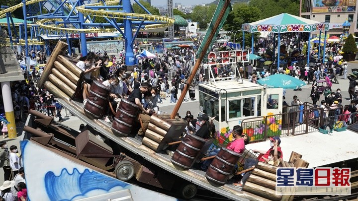 首尔一个主题公园迫满了入场游玩的民众。AP图片