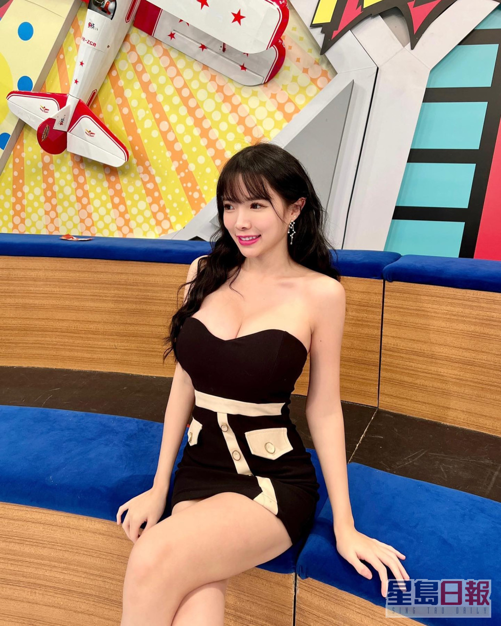 近年藍星蕾到台灣發展，會作客不同綜藝節目，並擔任外景主持，當然都係性感出場。
