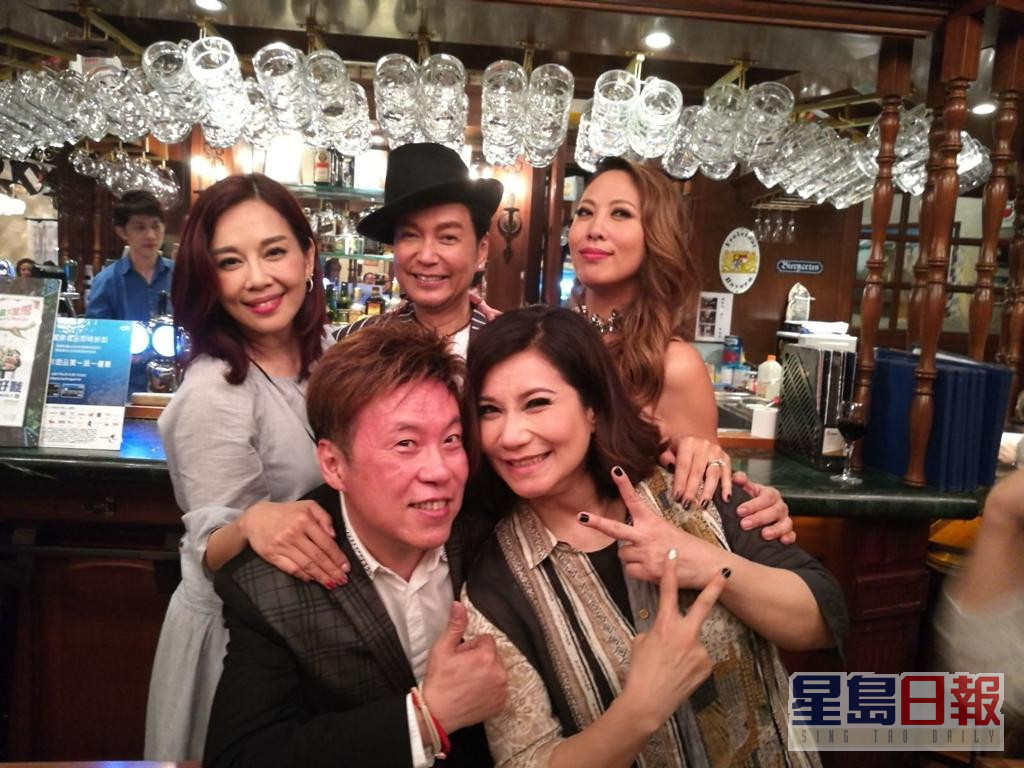 松松应好友家华（前左一）之邀回来演出，与贾思乐、李乐诗、苏珊开心合照。