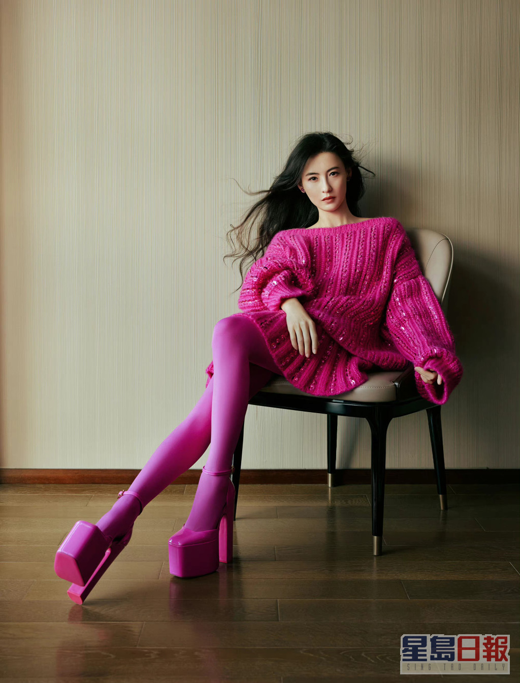 其實張栢芝所着的是Valentino Pink PP Collection今季最新款。