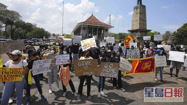 科倫坡示威民眾要拉賈帕克薩下台。AP圖片