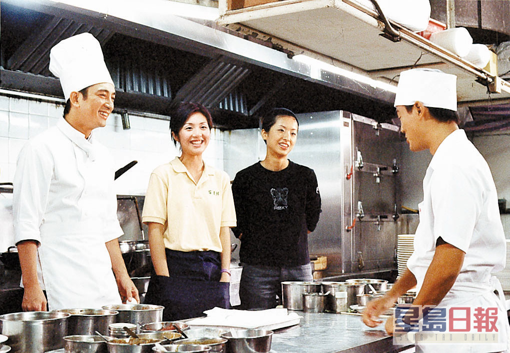杨千嬅（左二）与林峯（右一）在2000年合作无綫剧《美味情缘》。