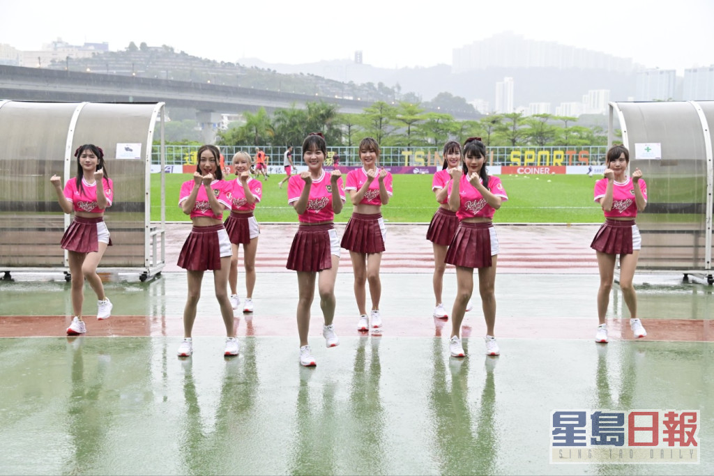 乐天女孩表示在台湾表演时，也常遇过下雨表演的情况。