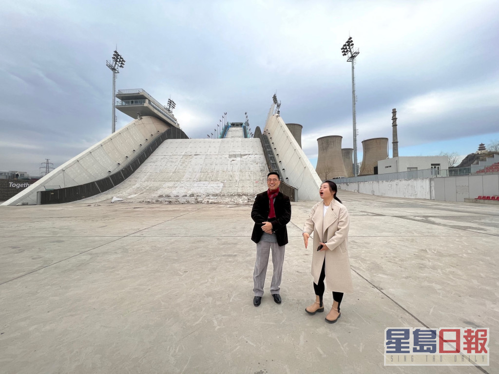访问团参观北京首钢滑雪大跳台。政府新闻处图片