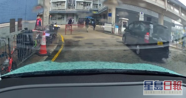 私家车撞向保安亭。影片截图