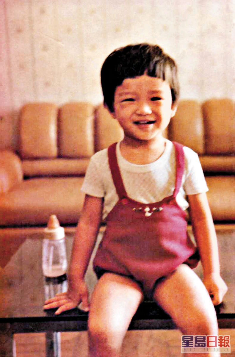 东东小时候是怕丑仔，很难想像自己长大会成为艺人。