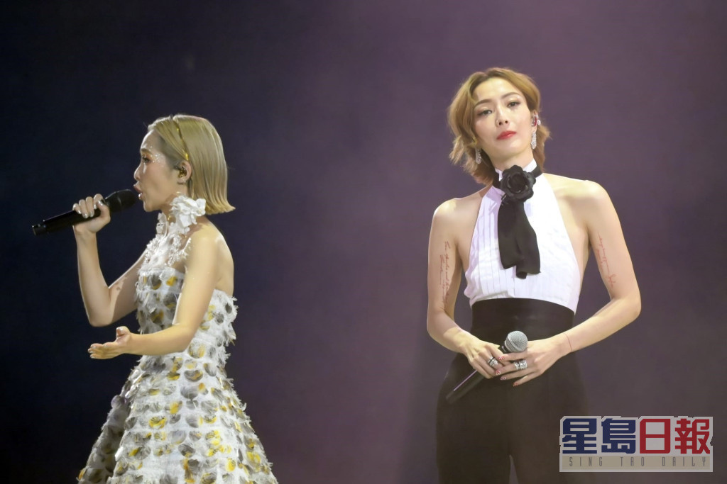 郑秀文日前为关心妍的红馆演唱会担任压轴嘉宾。