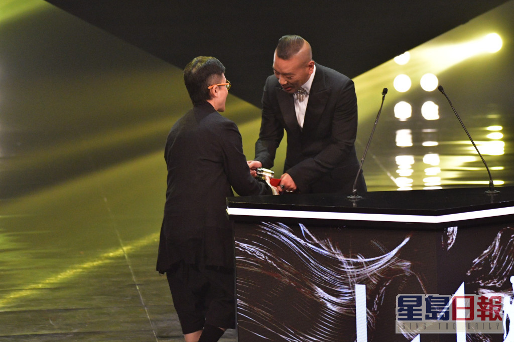 麥浚龍前晚在《第41屆香港電影金像獎》頒發「最佳服裝造型設計」。
