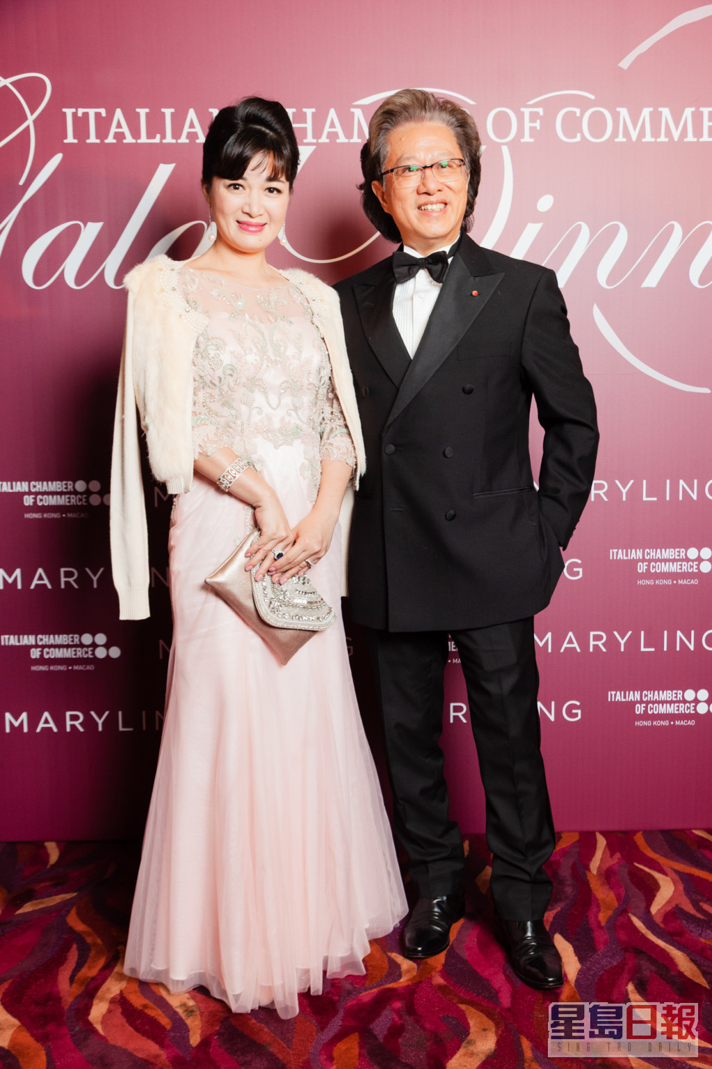 坎坷過後的陳少霞在2016年與現任8億富商老公李文輝結婚，有指李文輝在教會對陳少霞一見傾心。