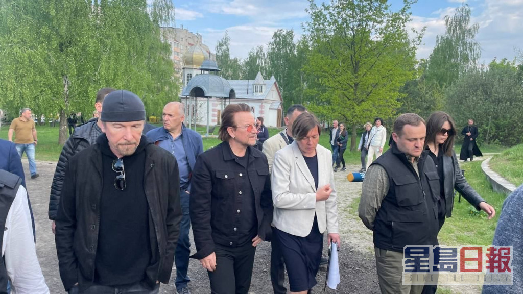 U2到基輔附近的Bucha市教堂，悼念因戰爭而身亡的人。