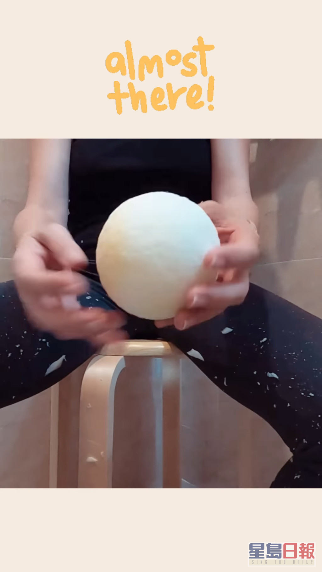 另一段短片見到簡幕華她將正方體的海綿剪成球狀。
