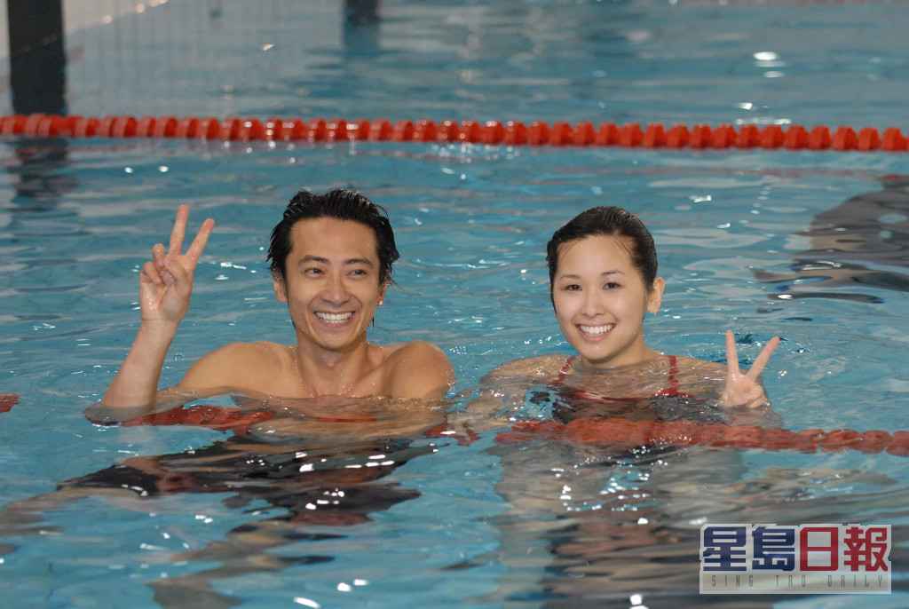 孙耀威拍摄2007年港姐外景，与当时仍叫赵嘉迪的赵希洛斗游水。
