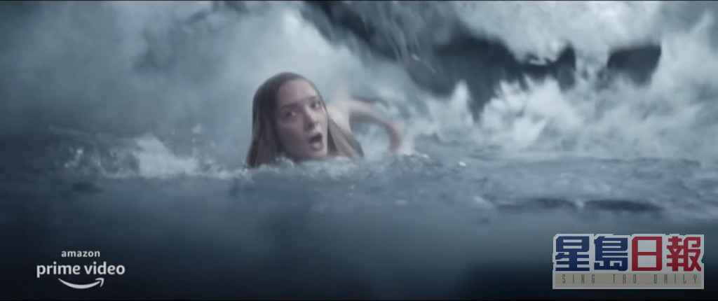 预告片内，精灵女王在水中与魔龙大战。