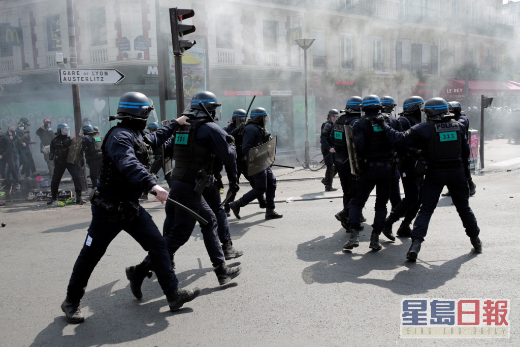 警方施放催泪弹驱散示威者。AP