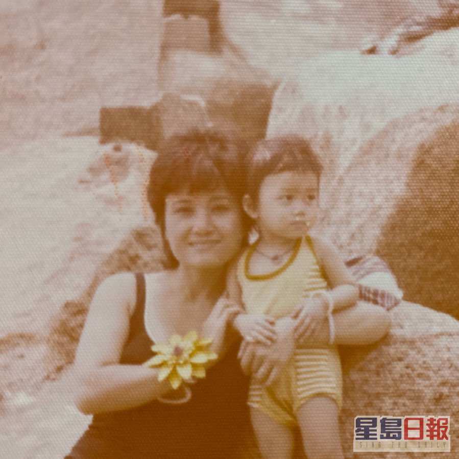 彭秀慧在IG Story貼出多貼與母親的舊照。