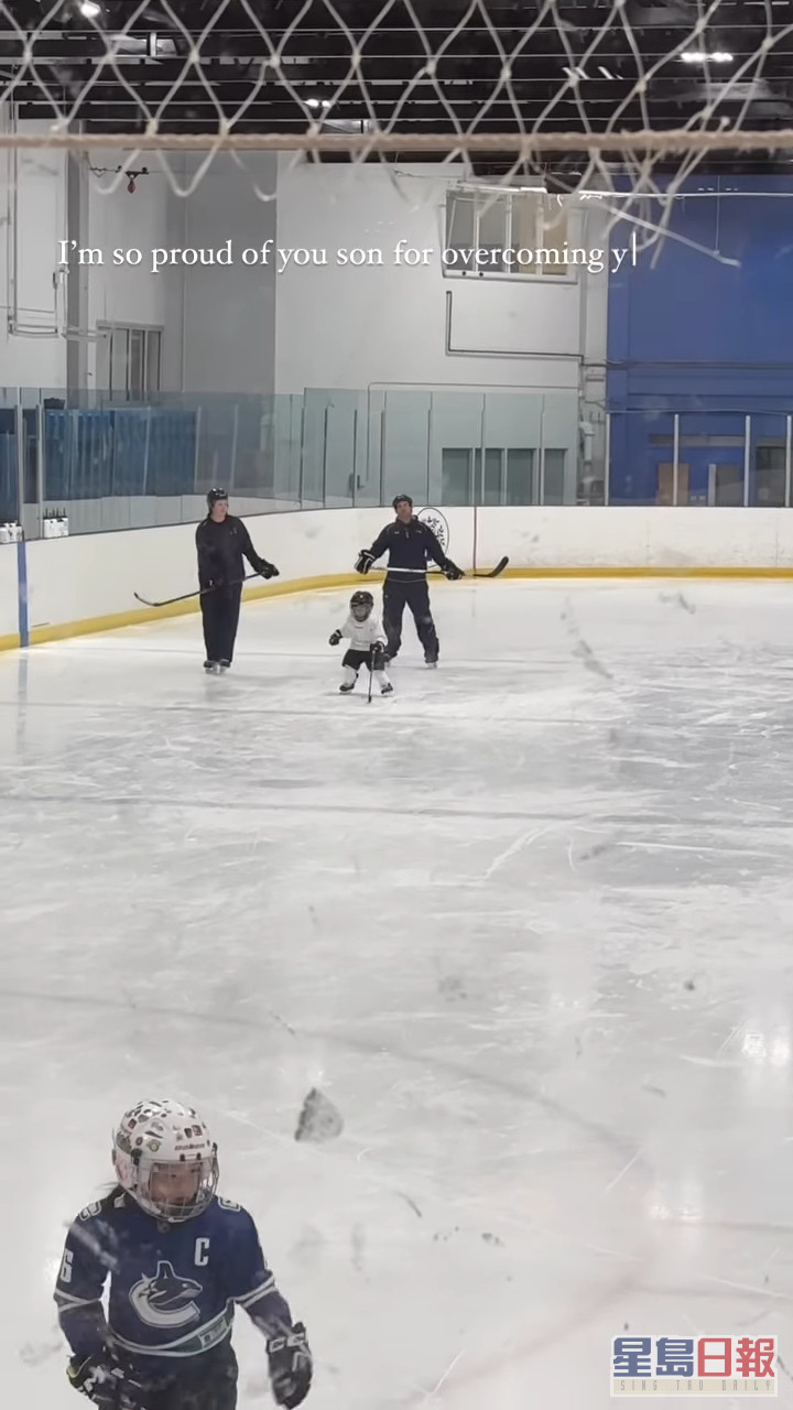 锺嘉欣在IG分享细仔（白衫小朋友）打冰球的影片。