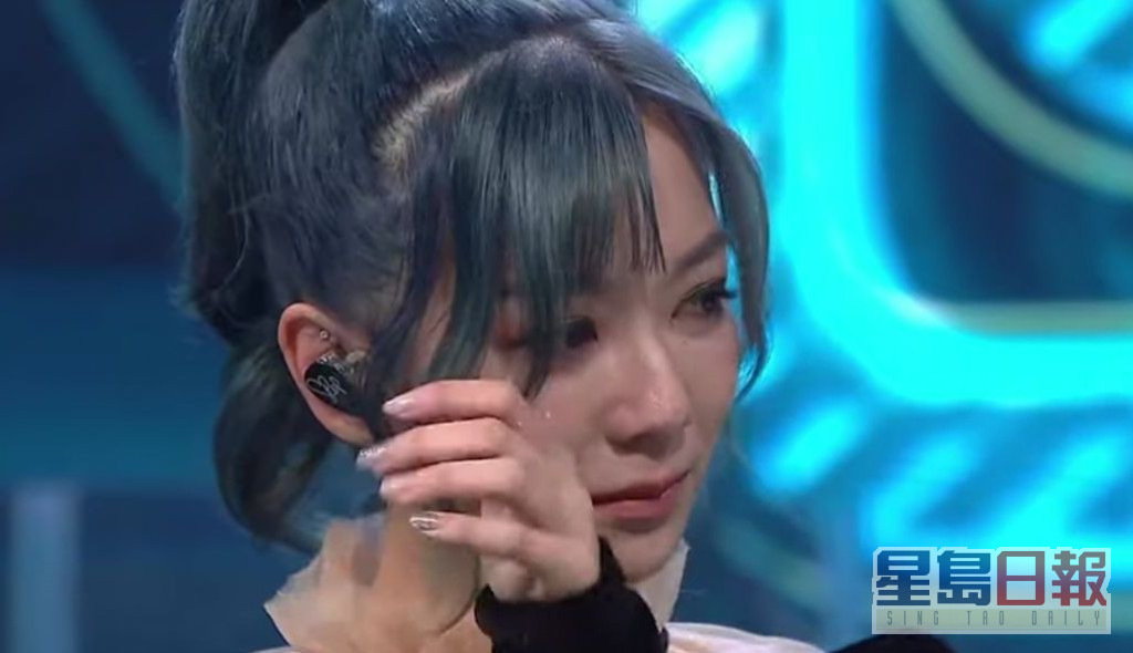 兩年前何雁詩以獨立歌手身份上《勁歌金曲》唱新歌《灰夠》，卻成為箭靶被尖酸刻薄的DJ陳海琪評擊到爆喊。