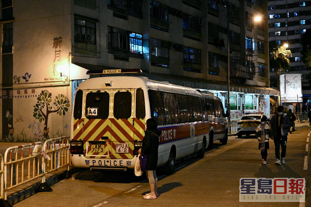 新翠邨居民晚上接受檢測。