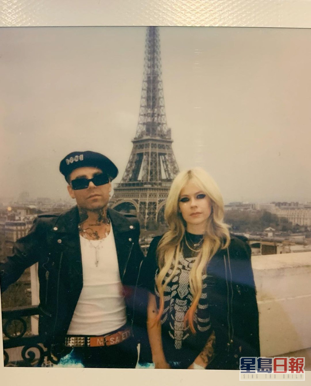 Mod Sun在巴黎铁塔前向Avril求婚。