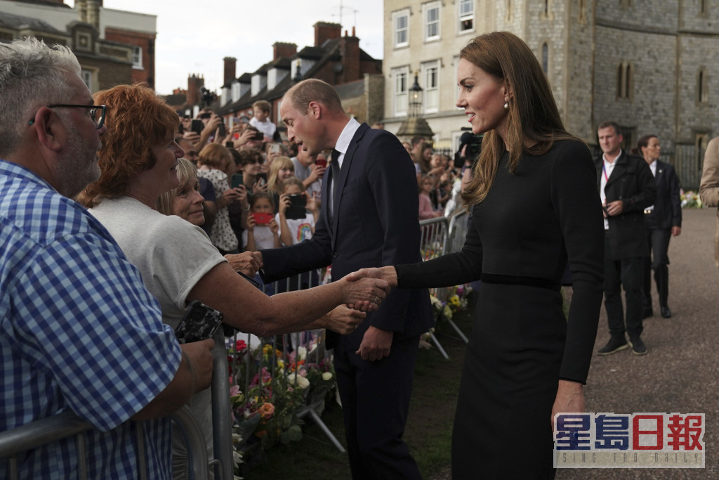 威廉与凯特与民众握手及交谈。AP