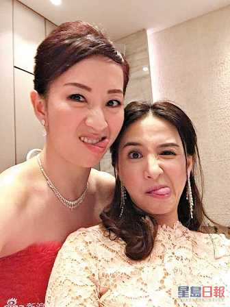 好友梁佩瑚2016年于三亚举行婚礼，契姐吴婉芳做姊妹，两人扮鬼脸。