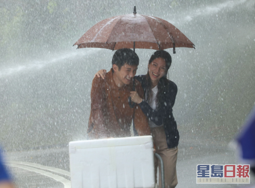 陳曉華及何廣沛為單元《曙光》拍外景，兩人落住雨拍拖送貨。