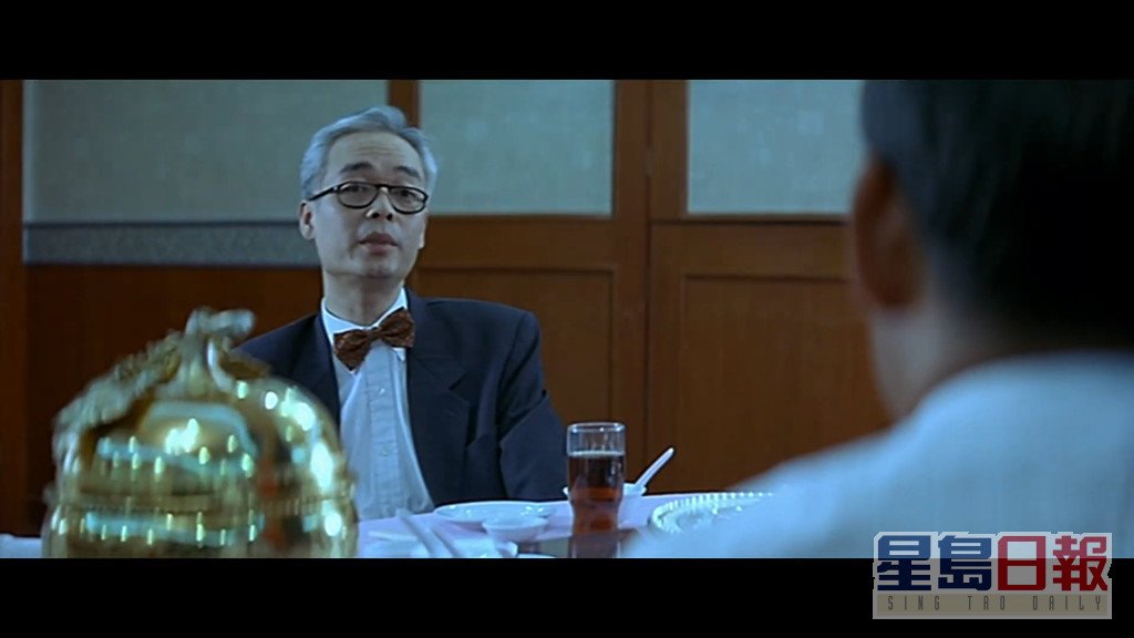 2000年在黄秋生、吴镇宇主演的《枪火》演闲角，当时他已经一头白发。