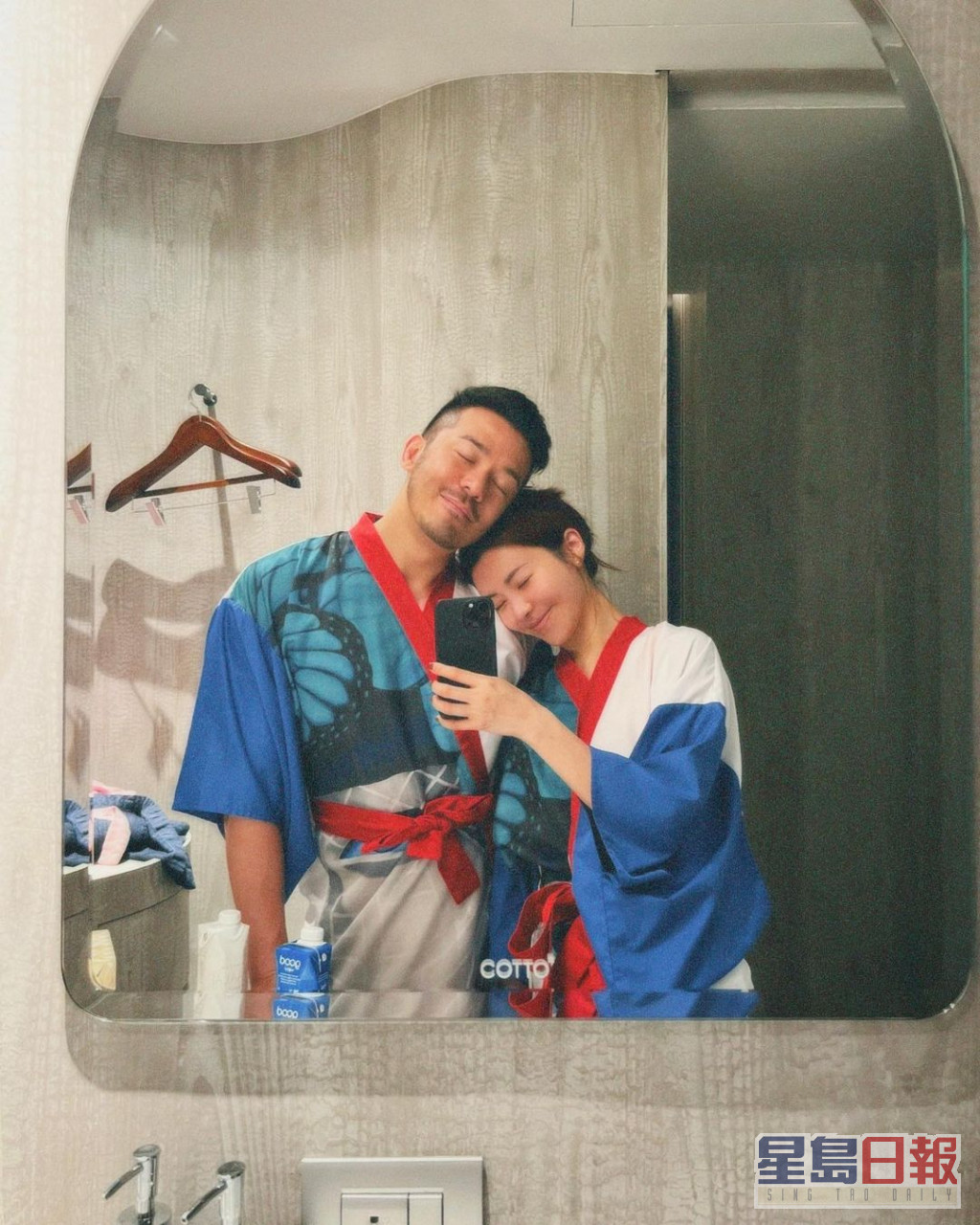 陳欣妍同沈震軒穿上「情侶浴袍裝」Sweet爆頭貼頭合照。