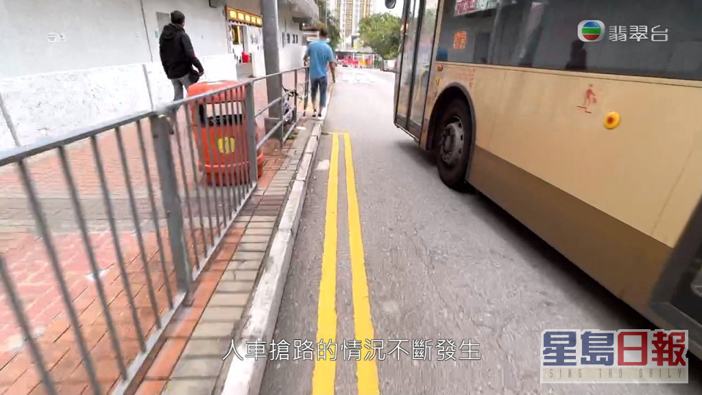 巴士行經時又貼近行人路。