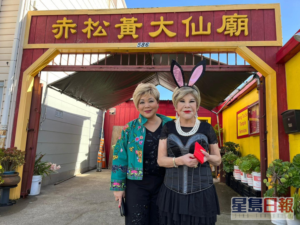 夏蕙姨早前穿上兔年装到美国的黄大仙庙。