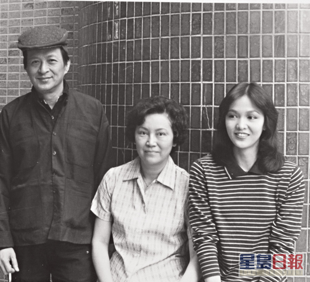 佳视倒闭后，郑裕玲在1978年加入无綫，翌年与周润发等合作《网中人》爆红，成为一线花旦。