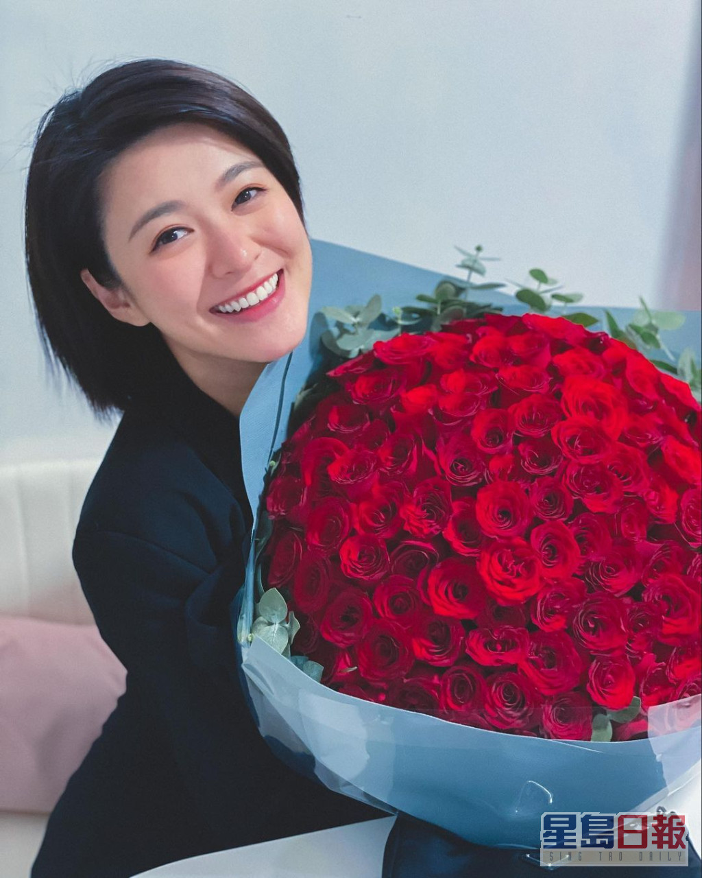 網民都好奇紮玫瑰係邊個送畀江嘉敏。