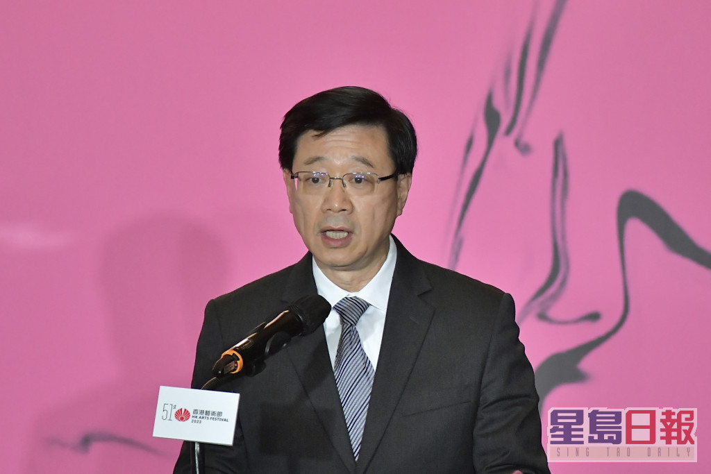 李家超表示香港正全力发展成为中外文化艺术交流中心。陈极彰摄