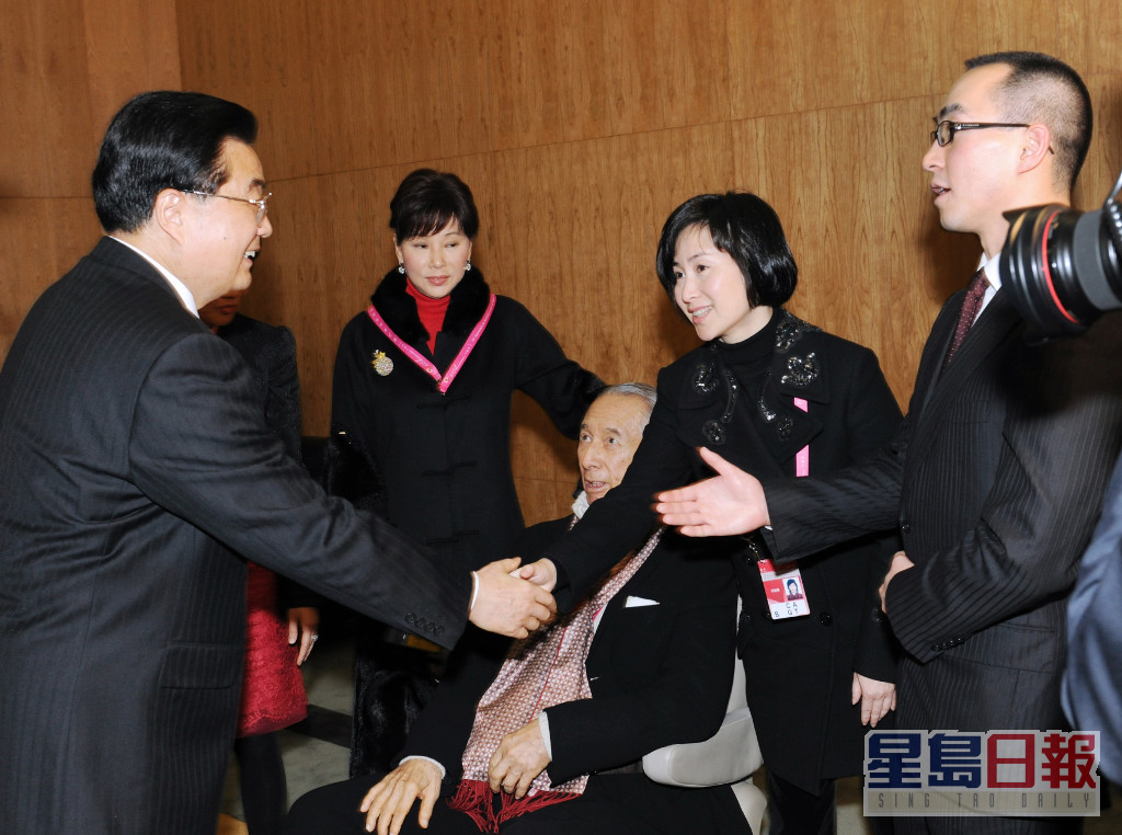 何超琼（右二）陪同父亲获时任国家领导人、总书记胡锦涛接见。
