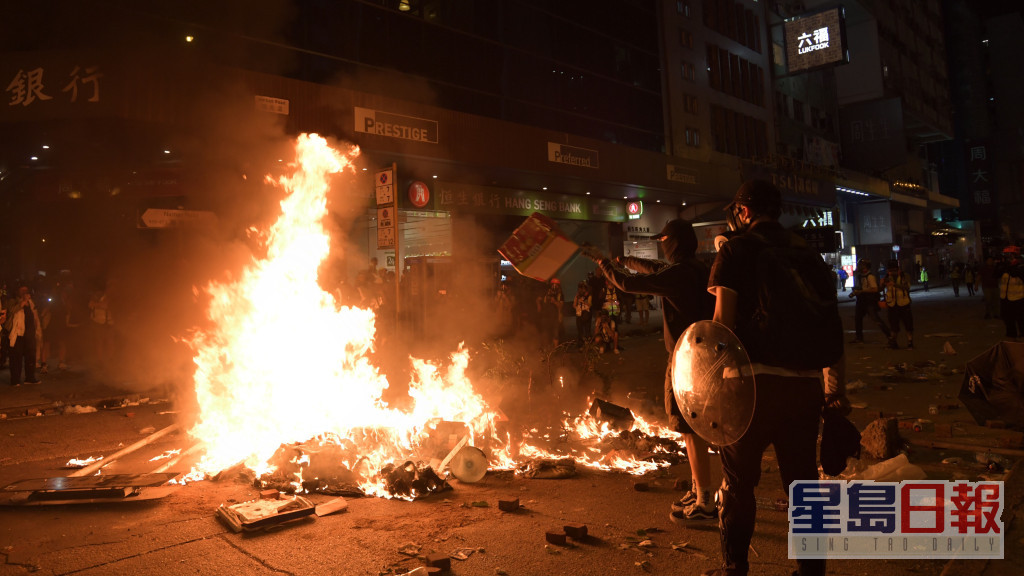 有人發起全港三罷示威，旺角等街頭有示威者縱火堵路。資料圖片