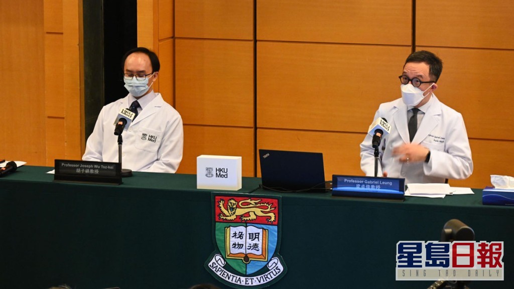 梁卓伟(右)表示，所有科学证据表明第5波疫情高峰顶已过。