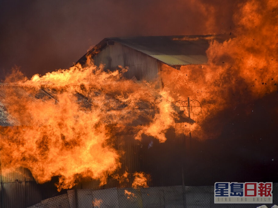 首都的唐人街地區被夷為平地。美聯社資料圖片