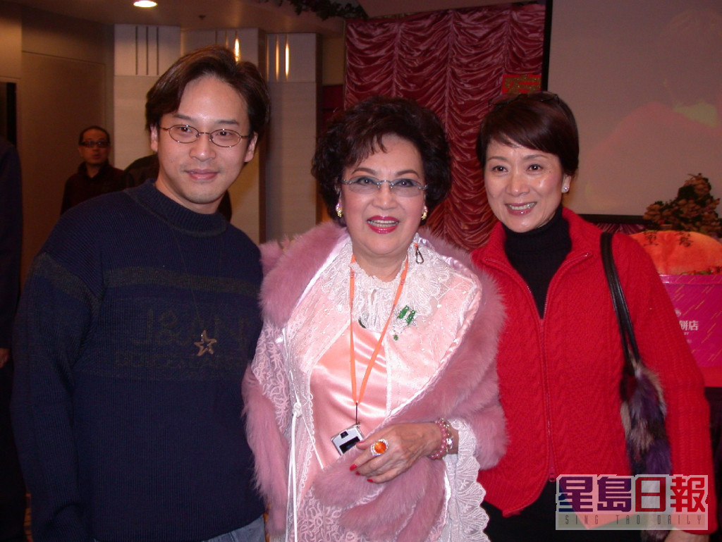 杨天经多年来都是孝顺仔，不时陪妈妈陈宝珠出席不同活动。