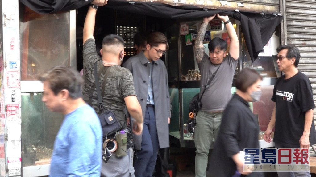 姜濤與Edan今日在深水埗一間舊式錶行開工拍攝電影《盜月者》。