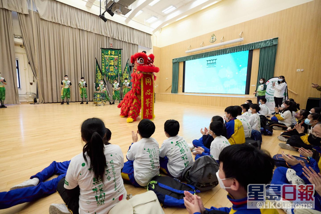 参加体验日的同学接受龙狮舞同龙狮乐器训练。香港海关facebook图片
