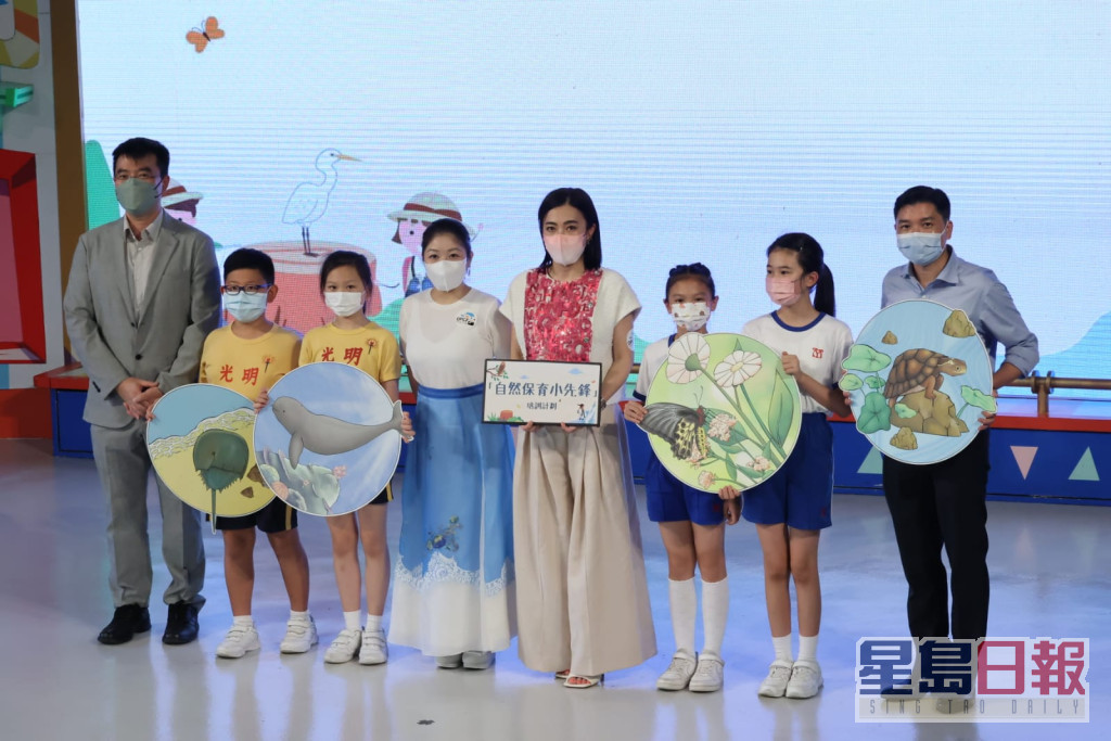 陳凱韻（右四）注重環保，表示三位子女也受其影響。
