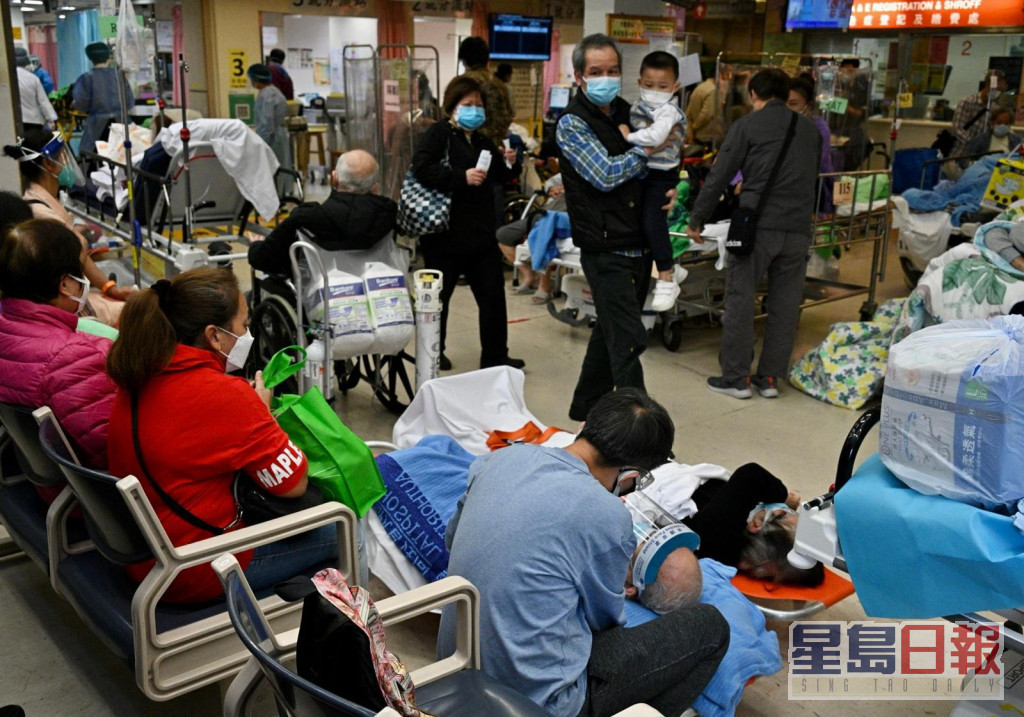 醫院大批病人等候收治。資料圖片