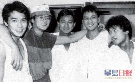 黃日華（左二）亦曾因不肯跟TVB續約而被雪藏。