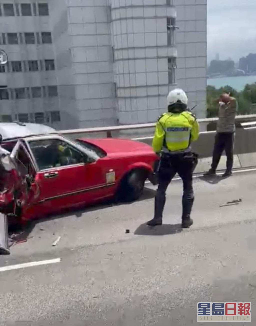 的士車尾被撞至凹陷。網民：Edwin Ying Fai  馬路的事 (即時交通資訊台)