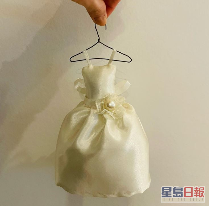 孫藝珍昨晚在社交網貼出迷你婚紗宣佈喜訊。